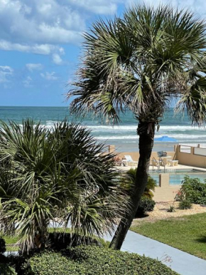 Ocean Views Retreat . Enjoy the Ocean View from your balcony